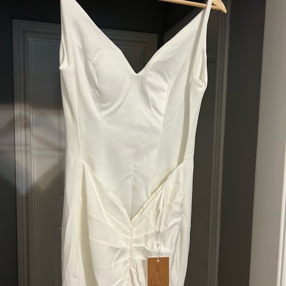 Elegant White Gown - Picture 4 of 16